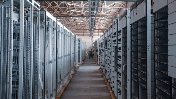 Gigafabryka AI w Polsce: rząd obiecuje specustawę, by zachęcić firmy do startu w przetargu